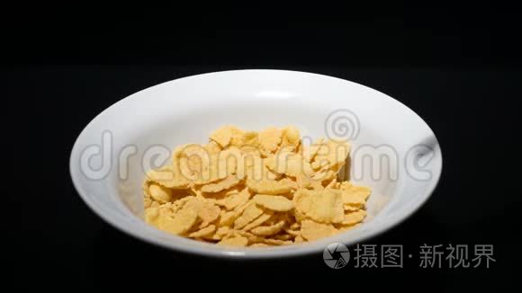 在玉米片中缓慢倒入牛奶视频