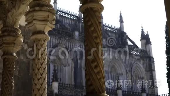 修道院的柱子和塔楼