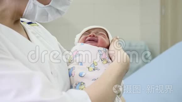 产妇之家概念。 医生手上的一个刚出生的婴儿。 两个小时的女婴睡着了。 新的生活观念。 健康儿童