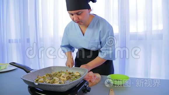 女人用菜切泰国面条的鸡排视频