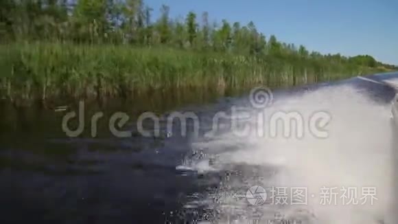 摩托艇水尾波和河岸景观视频