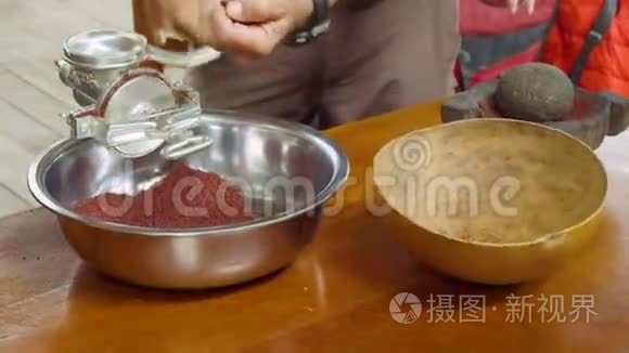 游客研磨烤可可豆视频