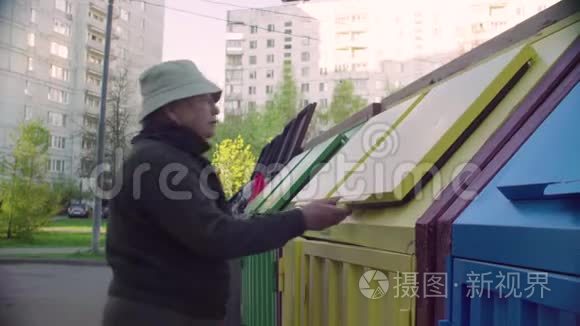一位老妇人把垃圾放在一个单独的垃圾箱里