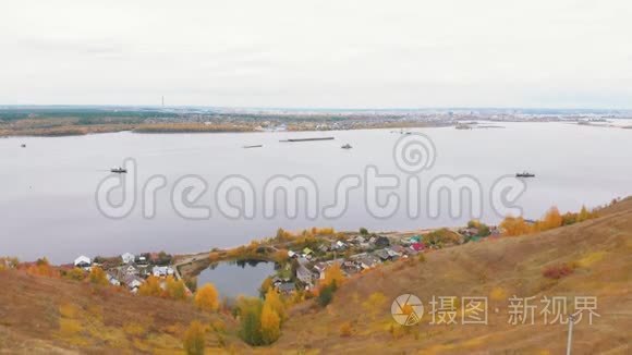 河流沿岸一个村庄的景观