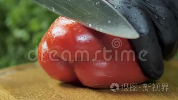 在砧板上切新鲜健康的维生素红辣椒。 健康饮食、素食、素食、维生素及