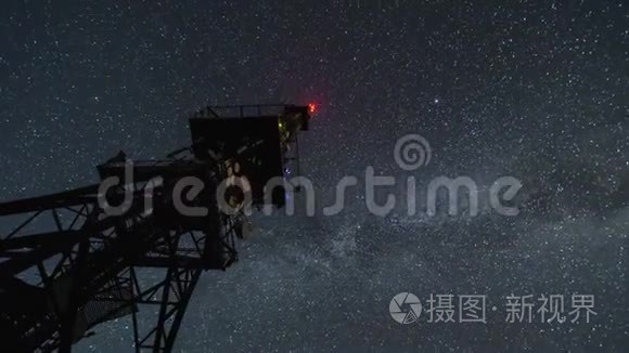 银河系在星空中的通讯塔上视频