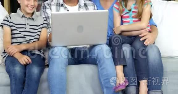 一个幸福的家庭享受着一台电脑