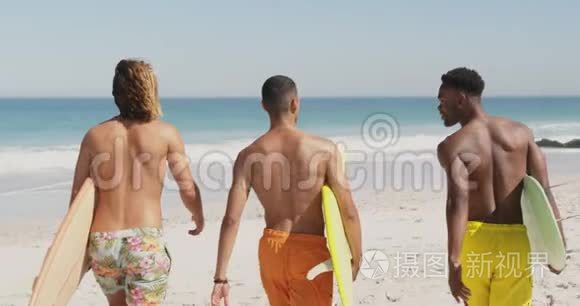 沙滩上带冲浪板的年轻人视频