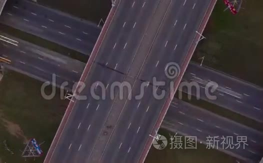 许多汽车高速行驶在公路上