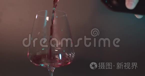 把红酒从瓶子里倒入杯子里