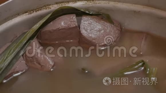 准备熟肉和新鲜蔬菜包装视频