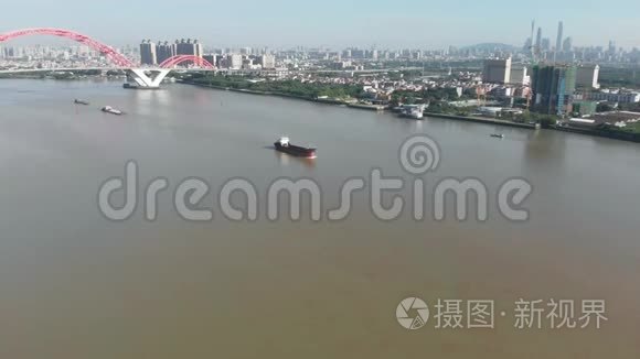 在漂浮的货船的河流上空飞行视频