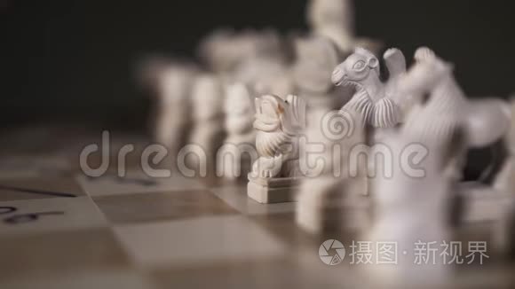 玩家棋对面手特写，先战略移动黑色4K棋子。