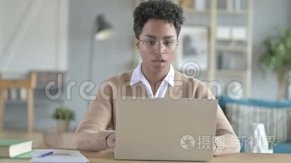 野心勃勃的非洲女孩在笔记本电脑上聊天
