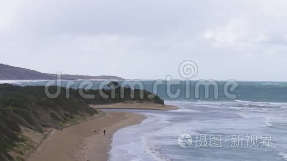 沙滩海岸的地平线和蓝色水域视频