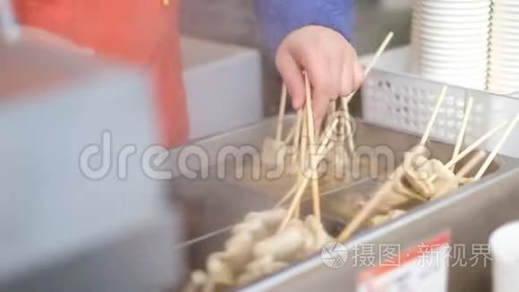 市场上著名的韩国美食奥登鱼糕视频