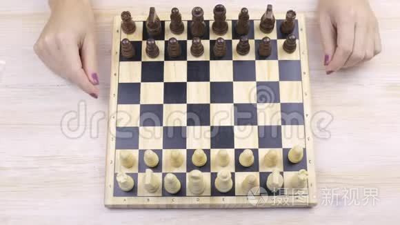 国际象棋和女手放在桌子上