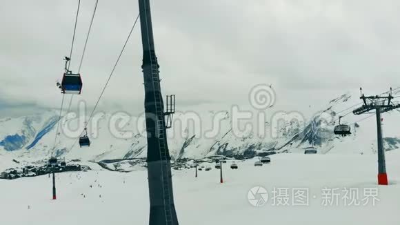 带有交通工具的山景视频