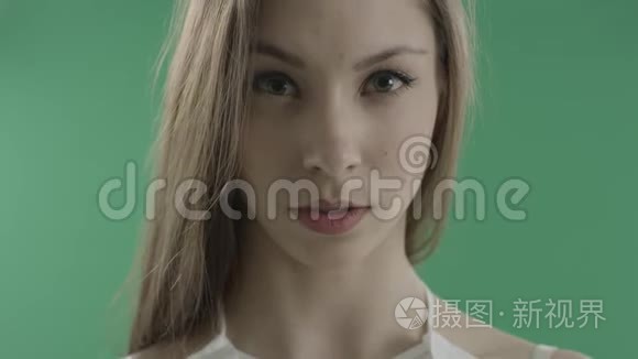 绿色背景下的愤怒年轻女人