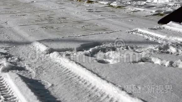 清理车道上的积雪视频