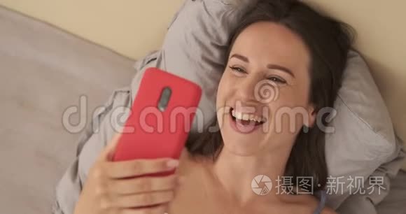 在床上玩手机视频聊天的女人视频