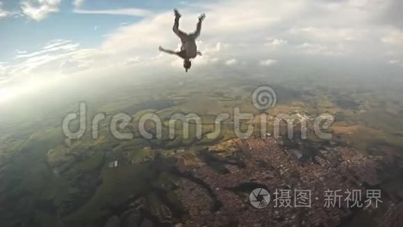 跳伞者做自由飞行动作慢动作视频