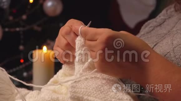 女人在圣诞树旁编织毯子视频