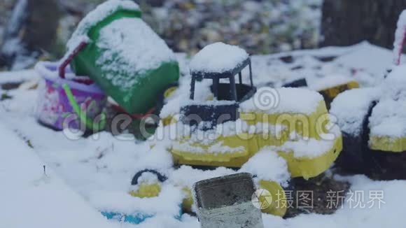 雪下的玩具