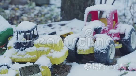 雪下的玩具