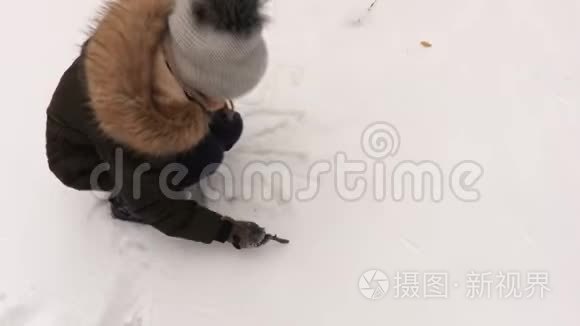 女孩在雪地上写字视频