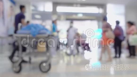 男护士使用轮椅或床带病人看病视频