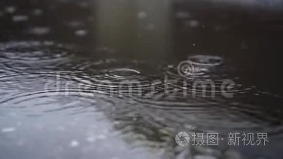 雨点落在城市的水坑里视频