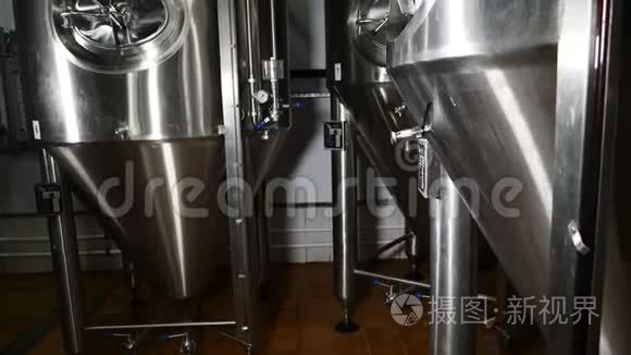 现代啤酒生产。 啤酒厂储存和发酵用罐的全景。 4k