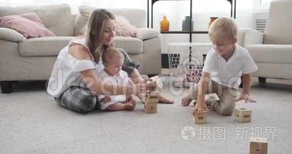 一家人在家玩玩具积木视频