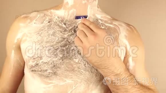 一个男人用剃须泡沫刮掉视频