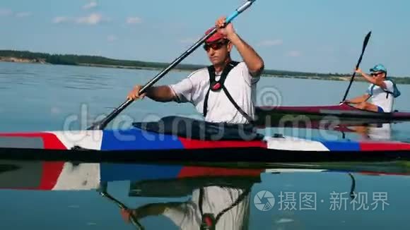 男船友正在驾驶独木舟视频