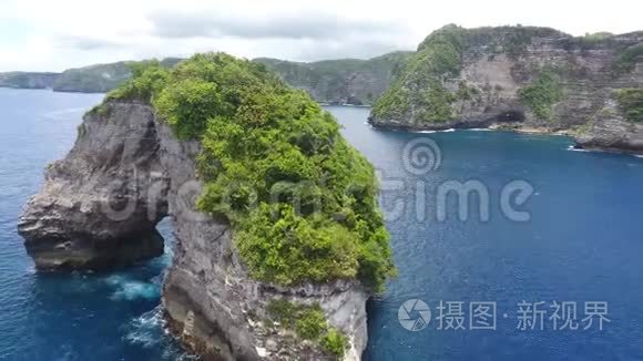 热带景色，海洋中巨大的悬崖和岩石，蓝色的水，阳光明媚，4k