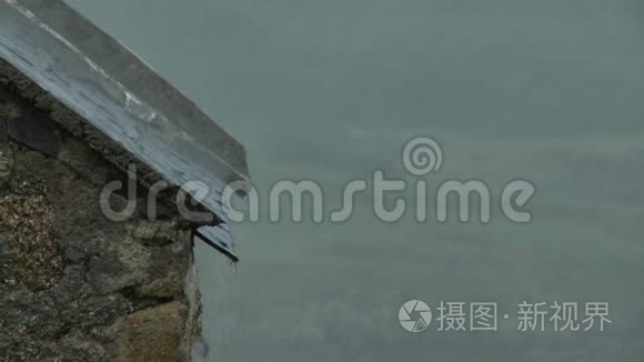 坚硬的雨水，雨水从屋顶上倾泻下来