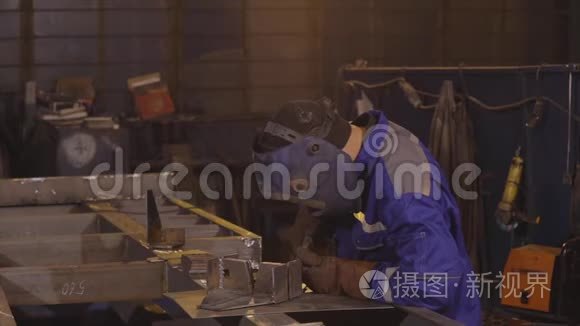 工厂工人慢动作焊接金属零件的过程