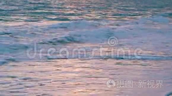 日落时的地中海波浪。