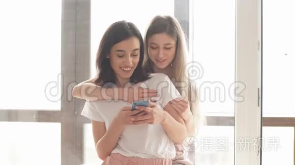 可爱的女孩从网上读到有趣的新闻