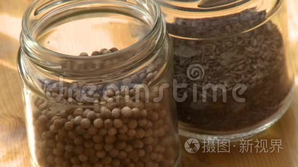 盛满大山种子和豆子的玻璃容器视频