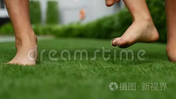 2.你的脚互相踩短视频