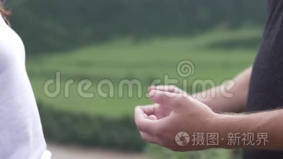 一对成熟夫妇的亲密关系视频