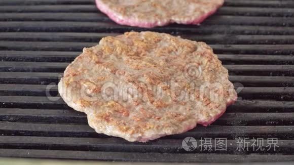 在烤架上炸制汉堡的猪肉条视频