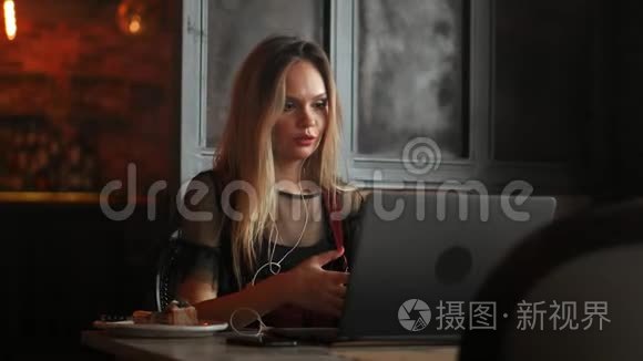 商务女性手在笔记本电脑键盘上打字的特写。 特写一只女手忙着在笔记本电脑上打字。 女人`