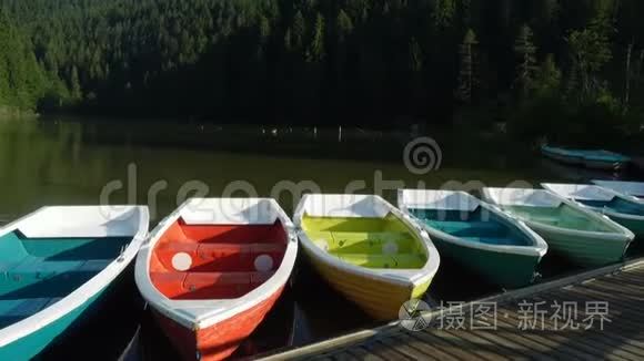 湖岸上鲜艳的五彩船视频
