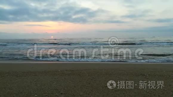 日落日出时，太阳正落在地平线上，越过海洋或海洋。 宁静的海洋海浪。 自然的天空暖色.. 全景，