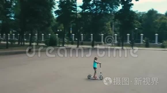 小女孩骑着脚踏车视频