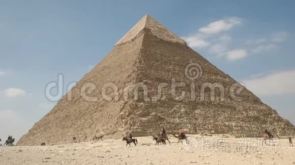 埃及开罗附近吉萨的哈弗勒金字塔和骆驼骑手